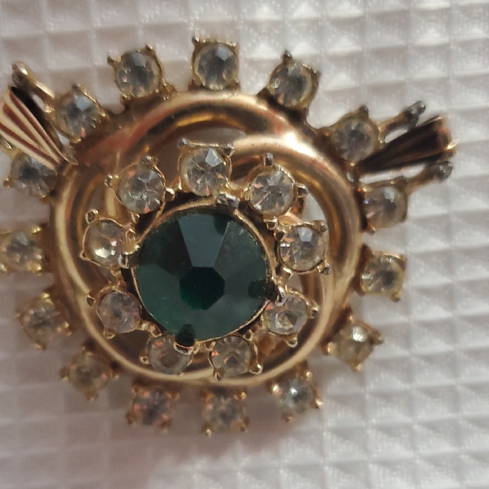 Elegant Gold Tone and Green Brooch/ Pendant